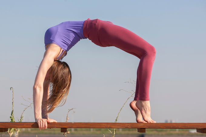 Yoga sur un banc